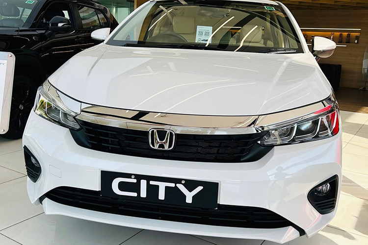Thiết kế của Honda City Apex Edition 2025 tại Ấn Độ được tinh chỉnh trở nên thanh thoát hơn với nhiều đường sóng lượn tạo điểm nhấn. Xe trang bị logo "Apex" trên chắn bùn trước và cửa cốp sau.
