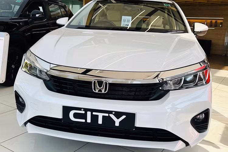 Thiết kế của Honda City Apex Edition 2025 tại Ấn Độ được tinh chỉnh trở nên thanh thoát hơn với nhiều đường sóng lượn tạo điểm nhấn. Xe trang bị logo "Apex" trên chắn bùn trước và cửa cốp sau.