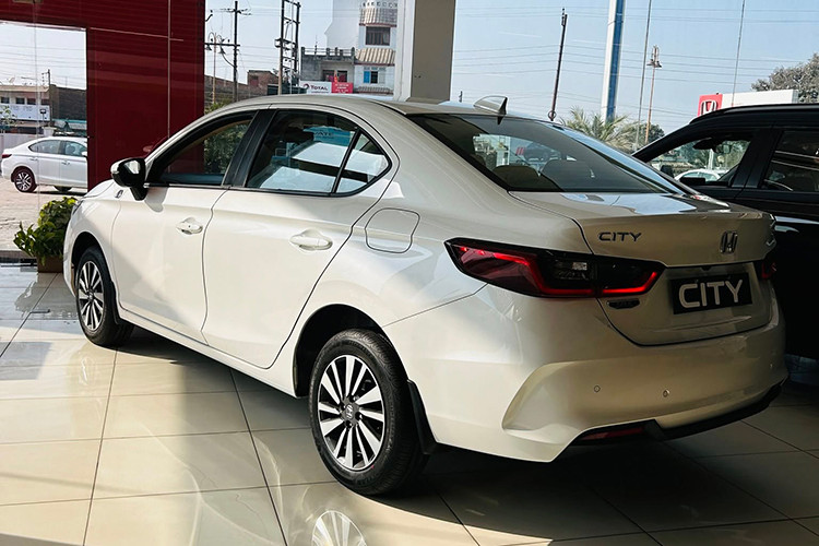 Cụ thể, mẫu xe sedan cỡ B Honda City Apex Edition bản đặc biệt được phát triển dựa trên bản V và VX của mẫu sedan hạng B này. So với bản thường, xe được bổ sung một số thay đổi ở cả ngoại thất lẫn nội thất.