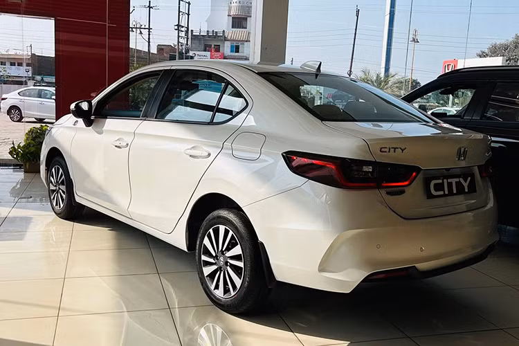 Cụ thể, mẫu xe sedan cỡ B Honda City Apex Edition bản đặc biệt được phát triển dựa trên bản V và VX của mẫu sedan hạng B này. So với bản thường, xe được bổ sung một số thay đổi ở cả ngoại thất lẫn nội thất.