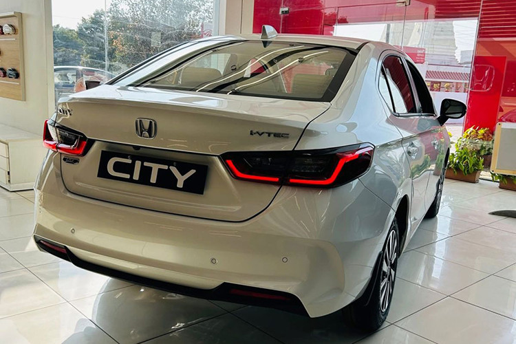 Mức giá xe Honda City Apex Edition 2025 tại các đại lý ở Ấn Độ khởi điểm từ 13,30 lakh Rs (khoảng 365 triệu đồng). Phiên bản này có cả tùy chọn hộp số sàn và tự động, nhưng số lượng xe được sản xuất rất hạn chế.
