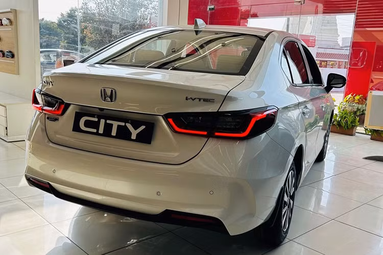 Mức giá xe Honda City Apex Edition 2025 tại các đại lý ở Ấn Độ khởi điểm từ 13,30 lakh Rs (khoảng 365 triệu đồng). Phiên bản này có cả tùy chọn hộp số sàn và tự động, nhưng số lượng xe được sản xuất rất hạn chế.