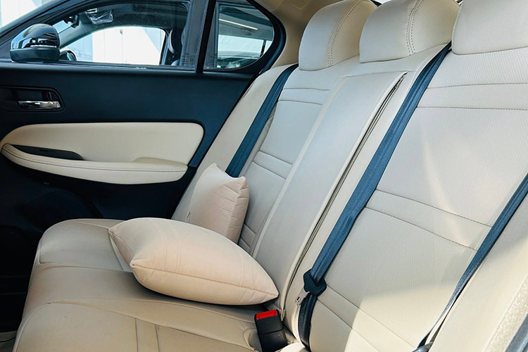 Điểm nhấn khác là hệ thống đèn viền 7 màu quanh bảng điều khiển, tạo không gian sang trọng và hiện đại. Hệ thống giải trí vẫn sử dụng màn hình cảm ứng 7 inch, hỗ trợ kết nối Apple CarPlay và Android Auto, đáp ứng tốt nhu cầu giải trí của người dùng.