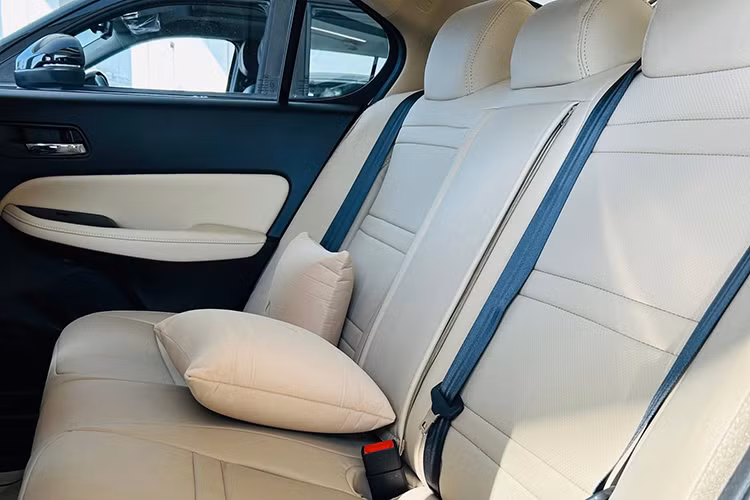 Điểm nhấn khác là hệ thống đèn viền 7 màu quanh bảng điều khiển, tạo không gian sang trọng và hiện đại. Hệ thống giải trí vẫn sử dụng màn hình cảm ứng 7 inch, hỗ trợ kết nối Apple CarPlay và Android Auto, đáp ứng tốt nhu cầu giải trí của người dùng.