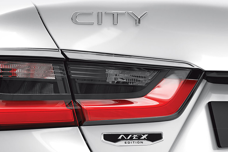Ngoài ra, City Apex Edition vẫn có phần đẩu xe với thanh chrome được làm mỏng, lưới tản nhiệt mở rộng với thiết kế tổ ong, cụm đèn pha LED. Phía sau xe chỉ có cản sau và cánh lướt gió cỡ nhỏ trên nắp cốp.