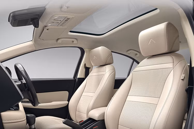 Một trong những điểm sáng của Honda City Apex Edition là hệ thống hỗ trợ lái xe Honda Sensing, thường thấy trên các mẫu xe phân khúc cao hơn. Công nghệ này bao gồm: Phanh khẩn cấp tự động. Hỗ trợ giữ làn đường. Đèn pha tự động. Kiểm soát hành trình thích ứng (hỗ trợ cả tốc độ thấp). Cảnh báo xe phía trước khởi hành.