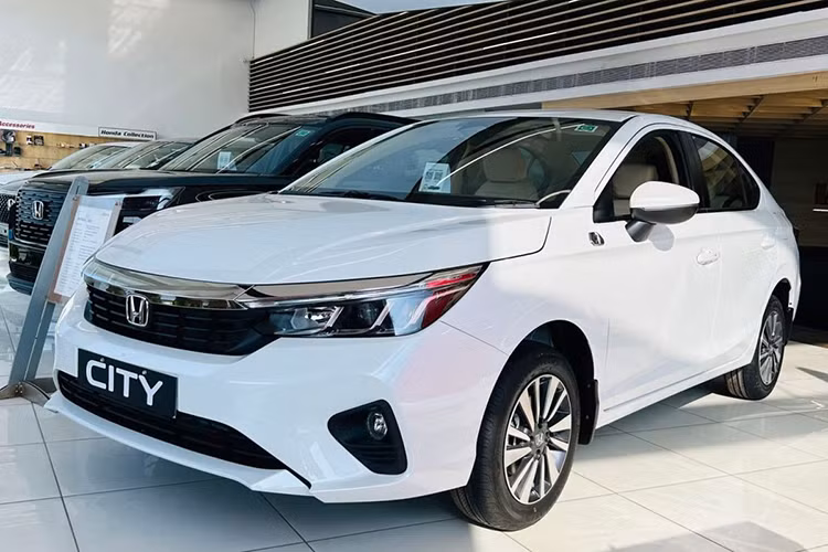  Honda City Apex Edition 2025 mới sở hữu ngoại thất thanh thoát với các đường nét sóng lượn tạo điểm nhấn. Xe nổi bật với tông màu chủ đạo Platinum White Pearl (trắng ngọc trai), bên cạnh các tùy chọn màu sắc khác như bạc ánh kim, xám phong cách và đỏ đam mê.