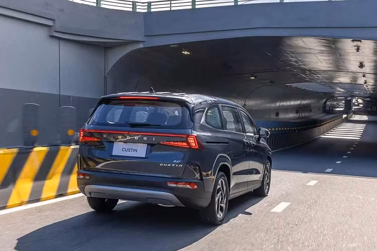 Hyundai Custin 2.0T-GDi cao cấp giá sẽ là lựa chọn với những gia đình đề cao một dòng xe rộng rãi, sở hữu nhiều tiện ích đáng giá.