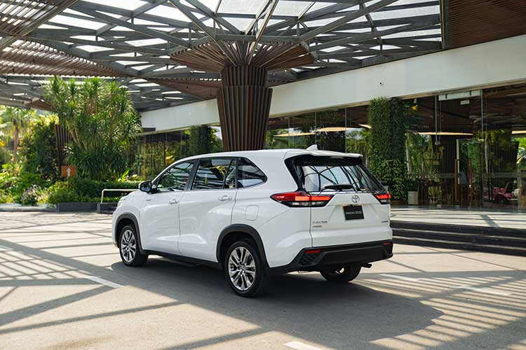 Với giá bán 990 triệu đồng, Toyota Innova Cross HEV sẽ là lựa chọn đáng cân nhắc với những gia đình tìm kiếm chiếc xe tiết kiệm nhiên liệu.