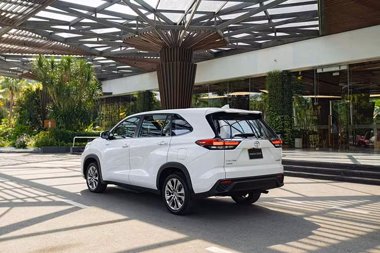 Với giá bán 990 triệu đồng, Toyota Innova Cross HEV sẽ là lựa chọn đáng cân nhắc với những gia đình tìm kiếm chiếc xe tiết kiệm nhiên liệu.