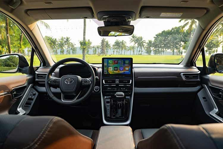 Innova Cross vẫn trang bị cần số kiểu truyền thống, trong khi Custin đã được ứng dụng hệ thống chuyển số bằng nút bấm điện tử, hiện đại hơn.