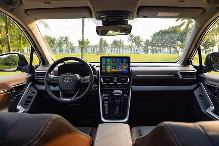 Innova Cross vẫn trang bị cần số kiểu truyền thống, trong khi Custin đã được ứng dụng hệ thống chuyển số bằng nút bấm điện tử, hiện đại hơn.