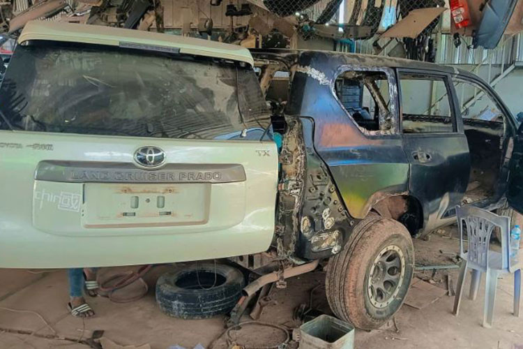 Đây là thử thách lớn về mặt kỹ thuật nhưng đội ngũ tại Keng Car-Modify đã xử lý rất khéo léo, khiến sự chênh lệch gần như không nhận ra bằng mắt thường - trừ khi bạn là dân trong nghề. Không chỉ dừng ở phần ngoại thất, khoang lái của xe cũng được nâng cấp toàn diện. 