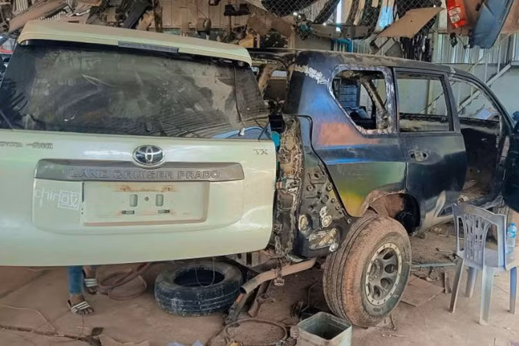 Đây là thử thách lớn về mặt kỹ thuật nhưng đội ngũ tại Keng Car-Modify đã xử lý rất khéo léo, khiến sự chênh lệch gần như không nhận ra bằng mắt thường - trừ khi bạn là dân trong nghề. Không chỉ dừng ở phần ngoại thất, khoang lái của xe cũng được nâng cấp toàn diện. 