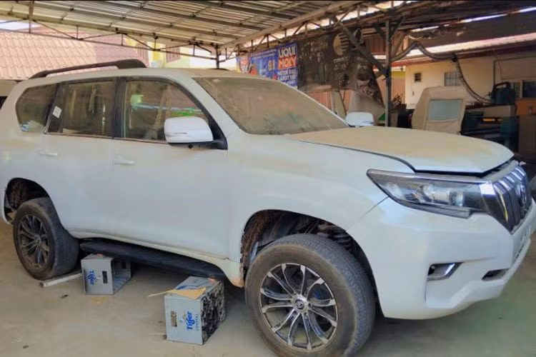 Dưới nắp ca-pô, chiếc Toyota Land Cruiser Prado được hồi sinh này vẫn giữ nguyên khối động cơ diesel nguyên bản từ đời 1998. Dù không mạnh mẽ hay hiện đại như vẻ ngoài mới mẻ, khối động cơ này vẫn đủ để duy trì khả năng vận hành ổn định cho chiếc SUV lâu năm.