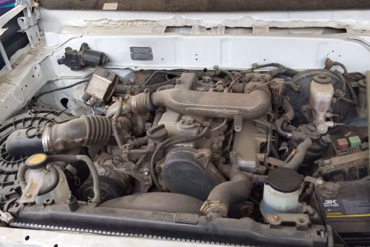 Bảng điều khiển, vô lăng và cụm điều khiển trung tâm của Prado J150 được lắp đặt tỉ mỉ đi kèm với lớp bọc nội thất mới và các tấm ốp cửa hiện đại. Một màn hình cảm ứng thông tin giải trí được bổ sung, mang đến trải nghiệm công nghệ không thua kém xe mới.