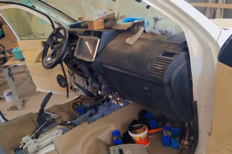 Thay vì chỉ thay đổi phần đầu xe như nhiều bản độ khác, xưởng Keng Car-Modify (Lào) đã tiến hành một cuộc “phẫu thuật thẩm mỹ” toàn diện. Họ sử dụng toàn bộ vỏ xe, kính chắn gió và hệ thống đèn chiếu sáng từ mẫu Prado J150 đời 2022 - bản nâng cấp cuối cùng trước khi bị thay thế bởi thế hệ J250 hiện nay.