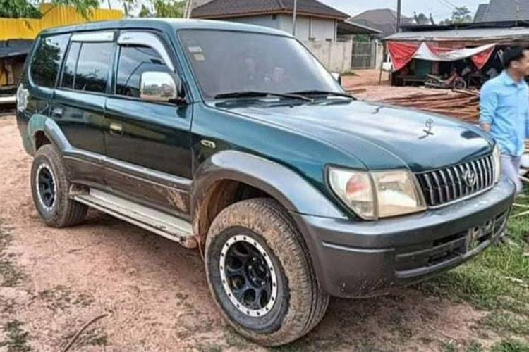 Mới đây, một dự án độ xe nổi bật đến từ những người thợ ôtô Lào đã khiến giới yêu xe không khỏi ngỡ ngàng khi một chiếc Toyota Land Cruiser Prado đời 1998 bị tai nạn đã được “hồi sinh” đầy ngoạn mục, mang diện mạo như vừa bước ra từ năm 2022. 