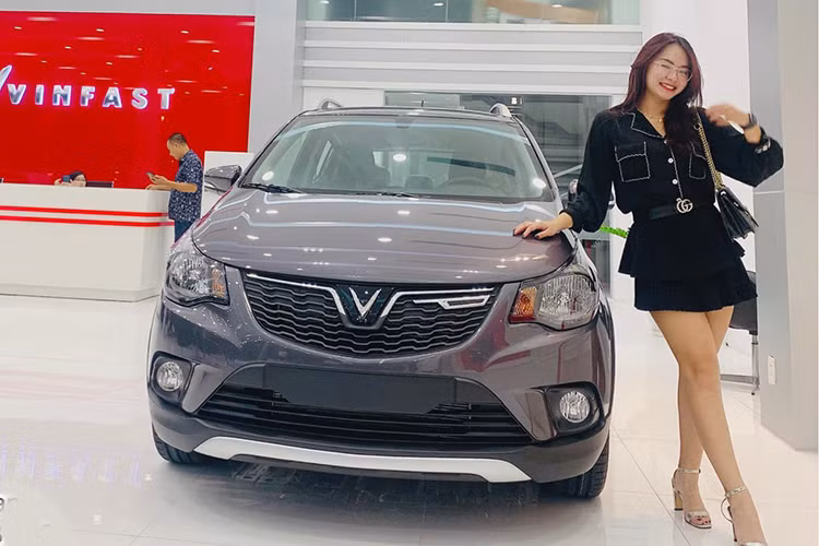 Dòng xe hạng A của Vinfast chỉ vừa có mặt tại thị trường gần 1 năm qua. Tuy nhiên sự phổ biến của dòng xe này đang một ngày lớn hơn, bên cạnh các dòng xe kỳ cựu trong phân khúc như Hyundai i10 hay Kia Morning. Xe sở hữu kích thước nhỏ gọn, không gian nội thất tiện dụng với các trang bị tiện nghi như màn hình giải trí cảm ứng 7 inch, kết nối Apple CarPlay, Android Auto…