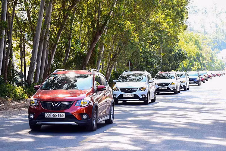 Vinfast Fadil cũng được trang bị hệ thống lái trợ lực điện nhẹ nhàng, đặc biệt camera và cảm biến lùi sẽ là cánh tay đắc lực khi chị em lùi hay đỗ xe. Xe sở hữu một động cơ xăng 1.4L với công suất 98 mã lực và mô-men xoắn 128Nm. Đi kèm là hộp số vô cấp CVT. Giá xe Vinfast Fadil được niêm yết từ 415 – 492 triệu đồng.