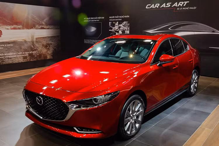 Tương tự ngôn ngữ thiết kế KODO trên Mazda2, nhưng Mazda3 được nâng cấp thêm một bậc, giúp mẫu xe này cá tính và trẻ trung hơn. Đây cũng là tinh thần mà các chị em mong muốn khi sở hữu ôtô, và Mazda3 sẽ là lựa chọn đáng cân nhắc với chị em. Trang bị đáng chú ý trên xe là khả năng hỗ trợ với màn hình hiển thị kính lái HUD, phanh tay điện tử, điều hòa tự động 2 vùng với cửa gió cho hàng ghế sau…