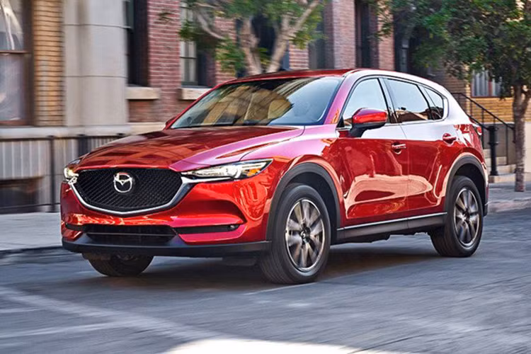 Khả năng vận hành Mazda CX-5 cũng tương đối vừa phải với hai động cơ SkyActiv-G 2.0L và 2.5L. Đi kèm là hộp số tự động 6 cấp và tùy chọn hệ thống dẫn động 2WD hay AWD. Đặc biệt, Mazda CX-5 được bổ sung hệ thống an toàn i-Activsense với cảnh báo điểm mù, cảnh báo chệch làn đường và cảnh báo phương tiện cắt ngang… Giá xe Mazda CX-5 đang được niêm yết từ 899 – 1.149 triệu đồng.