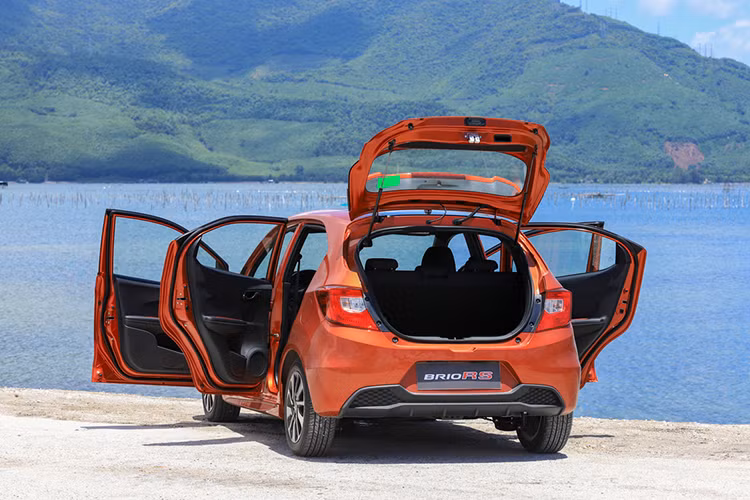 Khả năng vận hành của Honda Brio hướng đến hiệu quả và nâng cao khả năng tiết kiệm cùng với động cơ xăng 1.2L và hộp số vô vấp CVT có thêm chế độ thể thao. Honda Brio có tầm quan sát khá tốt và được trang bị an toàn khá đầy đủ. Giá xe Honda Brio được niêm yết từ 418 – 452 triệu đồng.