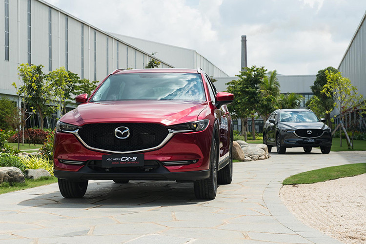 Mazda CX-5 cũng sở hữu ngôn ngữ thiết kế KODO hiện đại, quyến rũ và thích hợp với các chị em sử dụng hằng ngày. Xe có thiết kế vừa phải dù là một mẫu xe gầm cao. Trang bị bên trong bao gồm; màn hình thông tin giải trí 7-inch tích hợp các kết nối AUX/USB/Bluetooth, hệ thống âm thanh 10 loa Bose và cụm điều khiển trung tâm Mazda Connect.