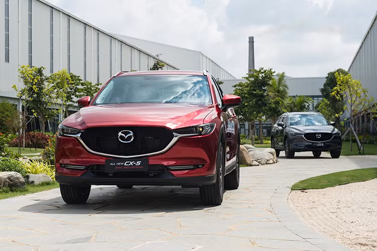 Mazda CX-5 cũng sở hữu ngôn ngữ thiết kế KODO hiện đại, quyến rũ và thích hợp với các chị em sử dụng hằng ngày. Xe có thiết kế vừa phải dù là một mẫu xe gầm cao. Trang bị bên trong bao gồm; màn hình thông tin giải trí 7-inch tích hợp các kết nối AUX/USB/Bluetooth, hệ thống âm thanh 10 loa Bose và cụm điều khiển trung tâm Mazda Connect.