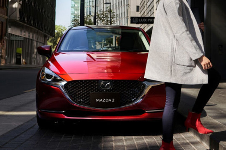 Mazda2 tại Việt Nam được trang bị động cơ SkyActiv có dung tích 1.5L, công suất tối đa 109 mã lực tại vòng tua 6.000 vòng/phút và mô men xoắn cực đại 141 Nm tại vòng tua 4.000 vòng/phút, đi kèm hộp số tự động 6 cấp. Giá xe Mazda2 được niêm yết từ 514 – 612 triệu đồng.