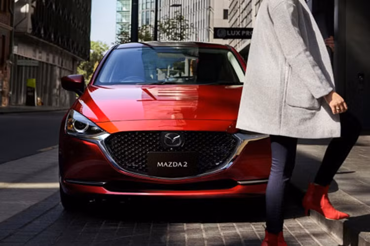 Mazda2 tại Việt Nam được trang bị động cơ SkyActiv có dung tích 1.5L, công suất tối đa 109 mã lực tại vòng tua 6.000 vòng/phút và mô men xoắn cực đại 141 Nm tại vòng tua 4.000 vòng/phút, đi kèm hộp số tự động 6 cấp. Giá xe Mazda2 được niêm yết từ 514 – 612 triệu đồng.