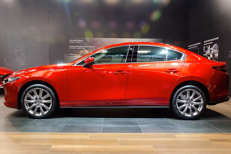 Khả năng vận hành dù vẫn là động cơ SkyActiv-G 1.5L và 2.0L, nhưng đã quá đủ với chị em khi có công suất lần lượt 110 và 153 mã lực. Đi kèm là hộp số tự động 6 cấp với chế độ thể thao. Ngoài ra không thể không nhắc đến hệ thống kiểm soát gia tốc, hỗ trợ khả năng xử lý cho người lái, nhất là các chị em. Giá xe Mazda3 được niêm yết từ 719 – 939 triệu đồng.