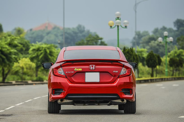 Vận hành của Honda Civic cũng khá linh hoạt với hai tùy chọn động cơ 1.8L hoặc 1.5L tăng áp. Đi kèm vẫn là hộp số vô cấp CVT với chế độ Econ Mode hoặc thể thao. Hỗ trợ vận hành còn có camera lùi 3 góc quay, tay lái trợ lực điện, hỗ trợ khởi hành ngang dốc… Giá xe Honda Civic được niêm yết từ 729 – 934 triệu đồng.