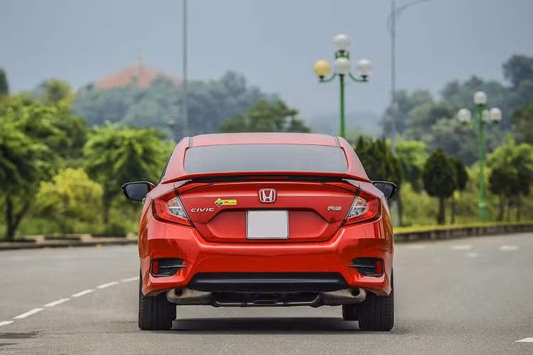 Vận hành của Honda Civic cũng khá linh hoạt với hai tùy chọn động cơ 1.8L hoặc 1.5L tăng áp. Đi kèm vẫn là hộp số vô cấp CVT với chế độ Econ Mode hoặc thể thao. Hỗ trợ vận hành còn có camera lùi 3 góc quay, tay lái trợ lực điện, hỗ trợ khởi hành ngang dốc… Giá xe Honda Civic được niêm yết từ 729 – 934 triệu đồng.