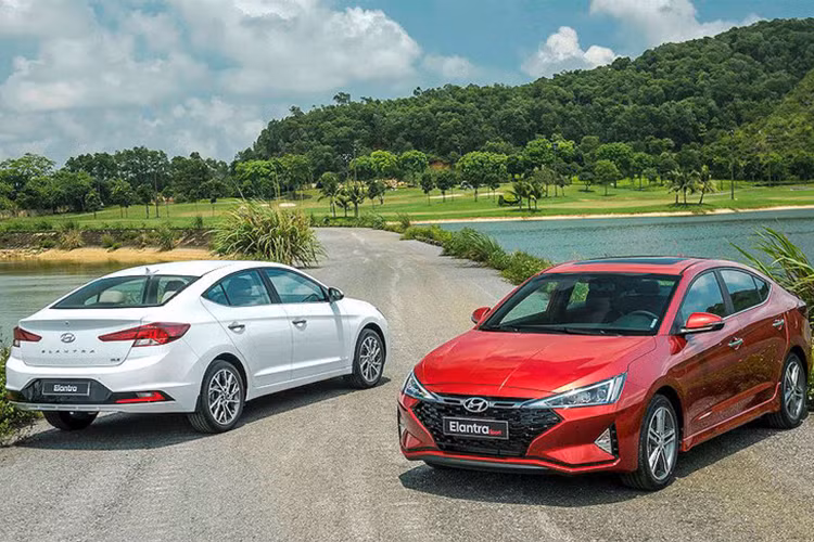 Hyundai Elantra sở hữu thiết kế mượt mà, uyển chuyển nhưng vẫn đủ sự lôi cuốn và quyến rũ mỗi khi xuất hiện. Và điều này cũng khá phù hợp với các chị em phụ nữ khi sử dụng. Điểm nổi bật nhất của Hyundai Elantra chính là mức giá tương đối mềm, gần tương đồng với các dòng xe hạng cao cấp nhất, nhưng sở hữu không gian rộng rãi và công nghệ hiện đại của xe hạng C.