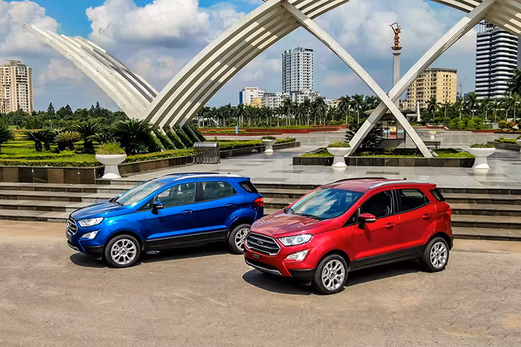 Ford EcoSport được trang bị động cơ Dragon 1.5L và Ecoboost 1.0L. Đi kèm là hộp số tự động 6 cấp. Trang bị hỗ trợ vận hành còn có hệ thống dừng/khởi động động cơ thông minh, camera và cảm biến lùi, hỗ trợ khởi hành ngang dốc… Xe cũng được trang bị tính năng ga tự động Cruise Control và hệ thống cảnh báo áp suất lốp.