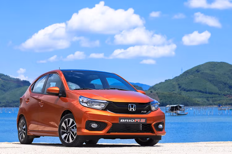 Honda Brio với thiết kế nhỏ gọn khá phù hợp với phụ nữ Việt. Phân phối chính hãng tại Việt Nam và được nhập khẩu nguyên chiếc từ Indonesia, xe được trang bị các công nghệ hiện đại với màn hình giải trí cảm ứng 6.2 inch, tích hợp kết nối Apple CarPlay, điều hòa nhiệt độ tự động, hệ thống khóa cửa thông minh…