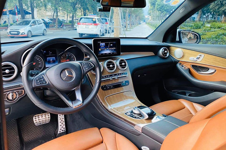 Khoang nội thất xe ấn tượng với bảng điều khiển liền khối cùng chất liệu cao cấp làm từ da, gỗ và hợp kim nhôm. Cửa sổ trời siêu rộng panoramic, đèn viền nội thất 3 màu, hệ thống âm thanh vòm Burmester 13 loa công suất 590 watt. Hệ thống dẫn đường và định vị vệ tinh toàn cầu GPS tích hợp bản đồ Việt Nam, chìa khóa KEYLESS-GO.