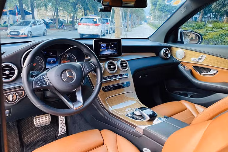 Khoang nội thất xe ấn tượng với bảng điều khiển liền khối cùng chất liệu cao cấp làm từ da, gỗ và hợp kim nhôm. Cửa sổ trời siêu rộng panoramic, đèn viền nội thất 3 màu, hệ thống âm thanh vòm Burmester 13 loa công suất 590 watt. Hệ thống dẫn đường và định vị vệ tinh toàn cầu GPS tích hợp bản đồ Việt Nam, chìa khóa KEYLESS-GO.