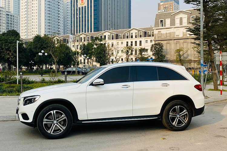 Về ngoại hình, Mercedes-Benz GLC thế hệ mới trông mềm mại hơn so với dòng tiền nhiệm GLK. Kích thước tổng thể của xe lần lượt là 4.656 x 1.890 x 1.644 mm, chiều dài cơ sở đạt 2.873 mm. Mặc dù có kích thước tổng thể lớn hơn, chiếc dài cơ sở lớn hơn, nhiều trang bị hơn, Mercedes GLC-Class mới vẫn nhẹ hơn phiên bản GLK trước tới 80 kg.