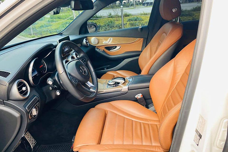 GLC 250 4MATIC được trang bị động cơ I4 2.0L sản sinh 211 mã lực, Hộp số tự động 9 cấp 9G-TRONIC đi kèm hệ dẫn động 4MATIC. Mô-men xoắn cực đại 350 ngay từ vòng tua máy 1.200 vòng/phút, có mức tiêu hao nhiên liệu trung bình ở mức 6.5L/100 km. Đi kèm 5 chết độ lái khác nhau là "Comfort", "ECO", "Sport", "Sport+" và “Individual”.