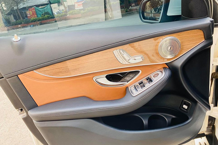 Ghế trước điều chỉnh điện nhớ 3 vị trí, màn hình màu TFT 7-inch, bộ thu sóng phát thanh, kết nối Bluetooth, trình duyệt Internet. Touchpad điều khiển cảm ứng trên bệ trung tâm,đầu đọc thẻ cho hệ thống dẫn đường và định vị vệ tinh toàn cầu GPS, hỗ trợ các thiết bị giải trí di động,...