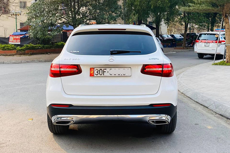 Đuôi xe của Mercedes-Benz GLC 250 4MATIC được thiết kế khá gọn gàng , vẫn mag chút hơi hướng của GLK nhưng không còn vuông vức mà sở hữu những đường cong uốn lượn hơn. Cụm đèn hậu dạng led được thiết kế mềm mại ôm sát phần góc đuôi xe, cản sau thể thao nổi bật với cặp ống xả đơn đặt đối xứng 2 bên được mạ crom, mâm hợp kim nhôm cỡ lớn kích thước 18 inch.