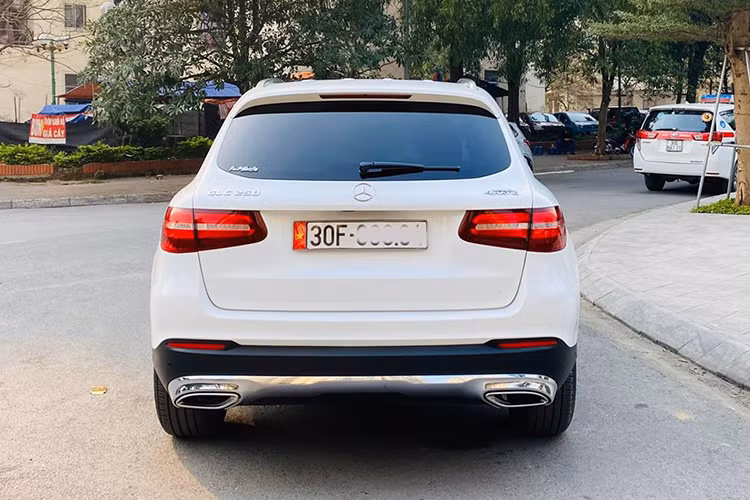 Đuôi xe của Mercedes-Benz GLC 250 4MATIC được thiết kế khá gọn gàng , vẫn mag chút hơi hướng của GLK nhưng không còn vuông vức mà sở hữu những đường cong uốn lượn hơn. Cụm đèn hậu dạng led được thiết kế mềm mại ôm sát phần góc đuôi xe, cản sau thể thao nổi bật với cặp ống xả đơn đặt đối xứng 2 bên được mạ crom, mâm hợp kim nhôm cỡ lớn kích thước 18 inch.