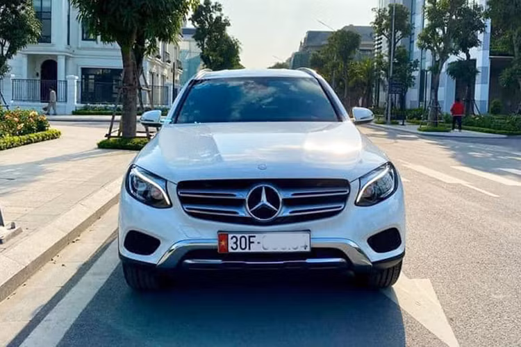 Giá xe Mercedes-Benz GLC 250 khi ra mắt vào năm 2017 được chào bán chính hãng khoảng hơn 1,88 tỷ đồng. Chiếc xe trong bài được chủ nhân bán ra khoảng hơn 1,5 tỷ đồng trên sàn xe cũ, như vậy nó bị cắt lỗ khá ít - chỉ hơn 300 triệu đồng cho 3 năm lăn bánh tại Việt Nam.
