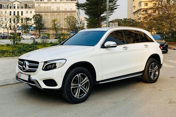 Mercedes-Benz GLC 250 là dòng SUV hạng sang ra mắt lân đầu tiên vào năm 2016. Nó được phát triển hoàn toàn mới để thay thế cho mẫu GLK trước đây, đồng thời dùng chung sàn MRA với dòng sedan C-Class. Mới đấy, trên thị trường xe cũ Hà Nội xuất hiện một chiếc Mercedes-Benz GLC 250 đời 2017 được chủ nhân chào bán. Chiếc xe đã lăn bánh khoảng hơn 30.000 km và sở hữu ngoại thất màu trắng còn khá mới.