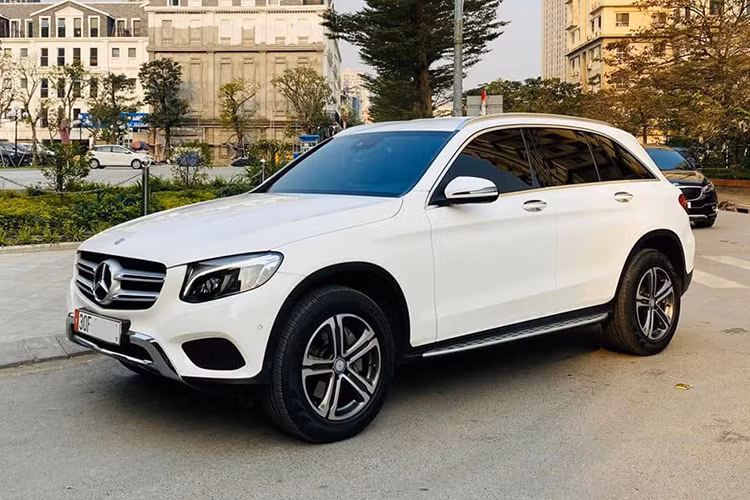 Mercedes-Benz GLC 250 là dòng SUV hạng sang ra mắt lân đầu tiên vào năm 2016. Nó được phát triển hoàn toàn mới để thay thế cho mẫu GLK trước đây, đồng thời dùng chung sàn MRA với dòng sedan C-Class. Mới đấy, trên thị trường xe cũ Hà Nội xuất hiện một chiếc Mercedes-Benz GLC 250 đời 2017 được chủ nhân chào bán. Chiếc xe đã lăn bánh khoảng hơn 30.000 km và sở hữu ngoại thất màu trắng còn khá mới.