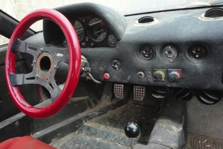 Tuy nhiên, chiếc siêu xe không ở trong tình trạng như Ratarossa kỳ vọng. Đã 4 năm đã trôi qua, chiếc Ferrari F40 này vẫn ở trong tình trạng mà Ratarossa từng chứng kiến trước đây. Chỉ khác ở chỗ, chiếc siêu xe hiện nằm trong một garage chứ không bị vứt ở ngoài trời như trước. Dù số công-tơ-mét của mới dừng ở con số 3.700 km nhưng chiếc siêu xe Ý lại bị hỏng khá nặng.