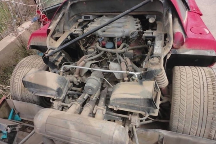 Cụ thể về ngoại thất, chiếc siêu xe Ferrari F40 của Uday Hussein với nắp khoang động cơ phủ đầy cát bụi. Khoang động cơ của chiếc siêu xe cũng bị hỏng nhiều chi tiết khó khôi phục lại, nội thất bên trong cũng không còn nguyên vẹn và mất nhiều chi tiết.