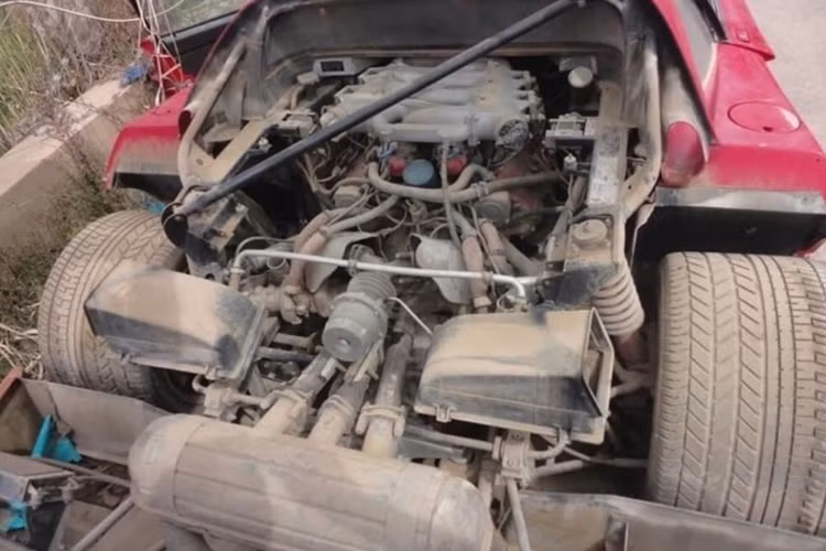 Cụ thể về ngoại thất, chiếc siêu xe Ferrari F40 của Uday Hussein với nắp khoang động cơ phủ đầy cát bụi. Khoang động cơ của chiếc siêu xe cũng bị hỏng nhiều chi tiết khó khôi phục lại, nội thất bên trong cũng không còn nguyên vẹn và mất nhiều chi tiết.